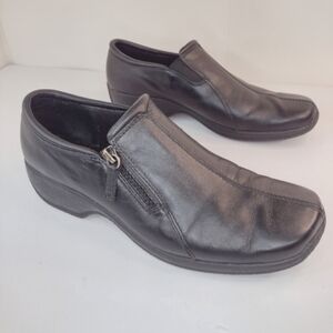 CLARKS women's shoes size (8.5).  73885